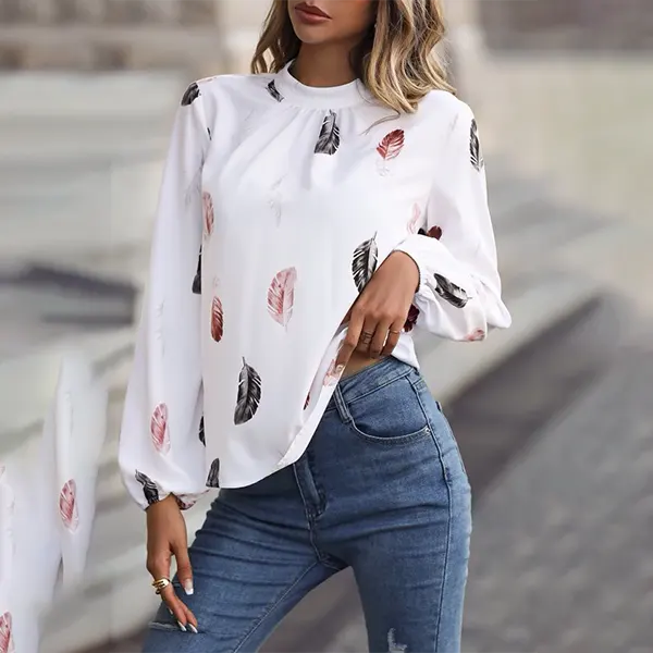 blusa con estampado de pluma de cuello alto